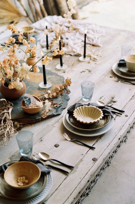 The FALL TABLE | NgLp Designs shares Fall-inspired table décor: Wabi Sabi tabletop with earth tones and-pottery inspiring thanksgiving tabletop settings by Coco + Kelley / table, table decor, tableware, dining table, home interiors, home decor, home accessories /// #table #tabledecor #falldecor Wabi Sabi Wedding, The Beach People, Tablescape Inspiration, Thanksgiving Tablescapes, Wedding Tablescapes, Fall Table, Thanksgiving Table, Beautiful Table, Place Settings