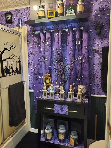 Haunted Mansion Themed Room, Haunted Mansion Bathroom Ideas, Haunted Mansion Bathroom Decor, Haunted Mansion Bedroom Ideas, Haunted Mansion Bedroom, Haunted Mansion Bathroom, Haunted Mansion Room, Mansion Bathrooms, Mansion Bathroom