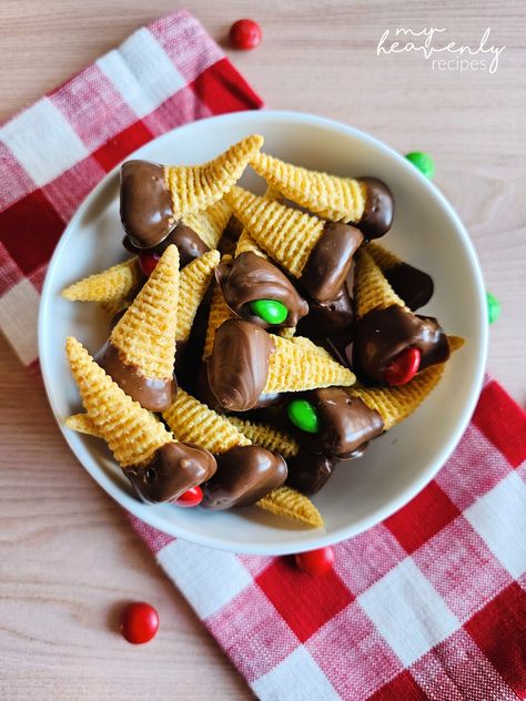 Make these dioicous treats for the holidays...peanut butter and chocolate filled bugles! Don't knock it til you try them! Make sure to also try our bugle elf hats too! I looked all over for Bugles Peanut Butter Bugles Dipped In Chocolate, Bugle Elf Hats, Peanut Butter Filled Bugles, Chocolate Dipped Peanut Butter Bugles, Bugles Christmas Treat, Chocolate Covered Bugles, Peanut Butter Bugles, Jingle Jangle Recipe, Bugles Dipped In White Chocolate