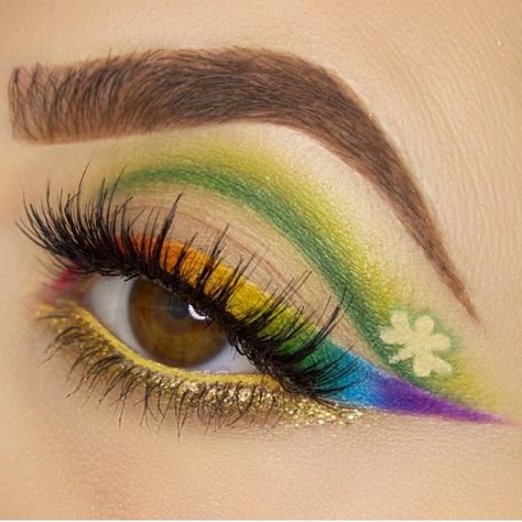 St. Patrick's day eye makeup. Day Eyeshadow Looks, St Patricks Day Makeup, Saint Patricks Day Makeup, Green Eyes Pop, Nails March, Day Eye Makeup, Gold Eyeliner, March Nails, Day Makeup Looks