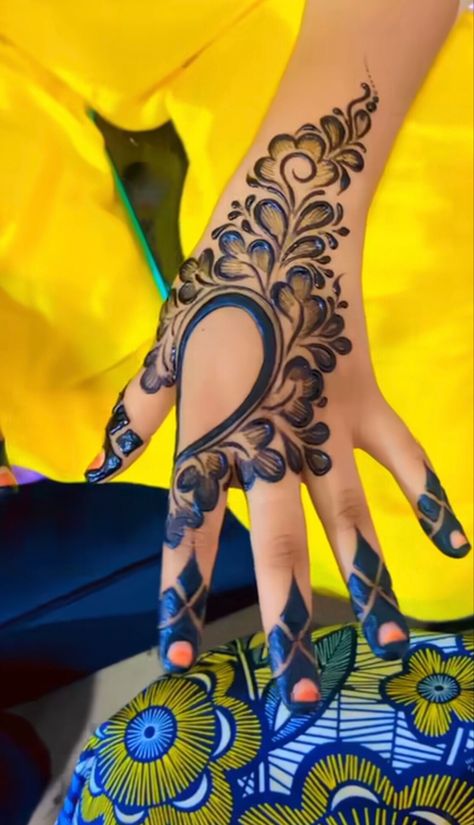 Henna Designs Sudanese, Henna Sudanese, Sudanese Henna, Small Henna Designs, Henna Flower Designs, Henna Style Tattoos, Henna Inspired Tattoos, Cute Henna, Henna Tattoo Hand