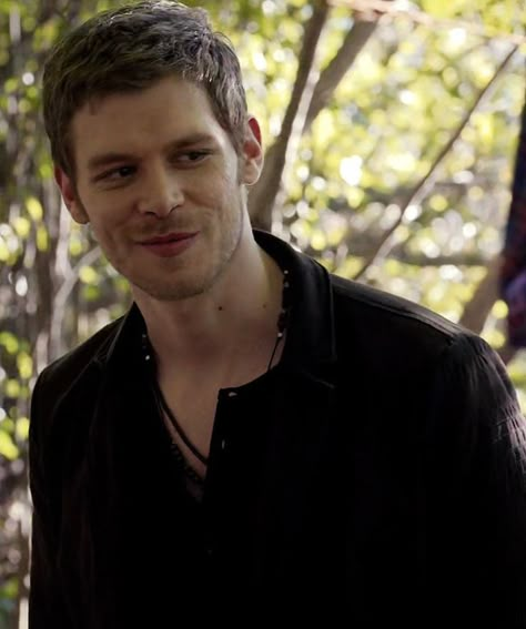 Clause Vampire Diaries, Vampire Diaries Clause, Klaus Vampire, Klaus Tvd, Harry Potter Book Covers, Klaus From Vampire Diaries, Klaus The Originals, Niklaus Mikaelson, Vampire Diaries Movie