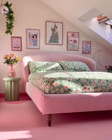 Cuddle Bed, Pink Headboard, Yellow Bedroom Decor, Rich Decor, Chic Bedroom Decor, Style Deco, Dreamy Bedrooms, Dreamy Room, Whimsical Decor