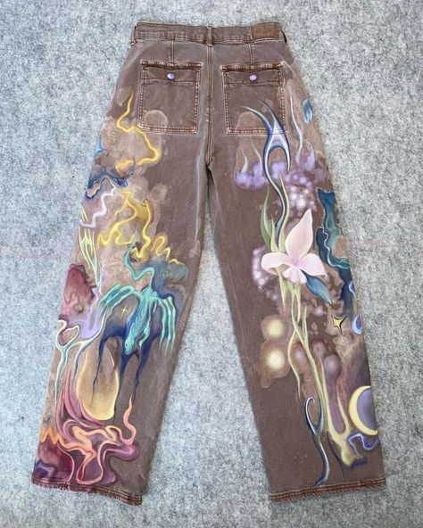 ✦ The "Sombolic World" Pant from Deliria via @deliriaisdead Pants Design Painting, Painting On Trousers, Posca Clothes, Painted Pants Design, Painted Pants Idea, Painted Cargo Pants, Paint On Pants, Custom Clothes Diy, Painted Jeans Ideas