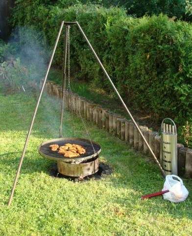 How to build a Schwenker German-style suspended grill. The latest foodie craze in Portland - did you catch that, #Seattle? Campfire Grill, Cooking Bowl, Energy Bowl, Portable Grill, Grilled Mushrooms, Camping Grill, Vegetarian Diet Plan, Energy Snacks, High Calorie Meals