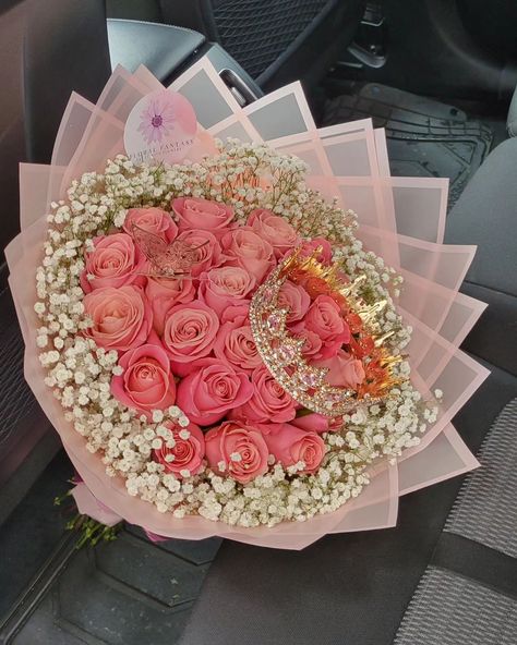 Pink is her favorite color 💗 . . . Follow Me for more Dm me to place an order! . . #yonkers #nyc #roses #fyp #parati #florista #organic #shoplocal #floristry #ramobuchon #bouquet #luxury #flowerstagram Birthday Bouquet Flowers, Big Flower Bouquet, Bouquet Luxury, Luxury Flower Arrangement, Roses Bouquet Gift, Big Bouquet, Luxury Roses, Eternal Flowers, Dream Couple