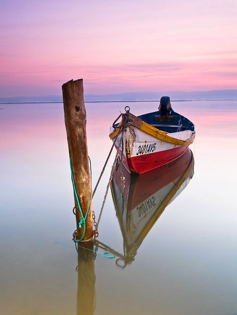 Boat Sketch, Reflection Pictures, Navi A Vela, Row Boats, Old Boats, Boat Art, Body Of Water, Boat Painting, Water Reflections