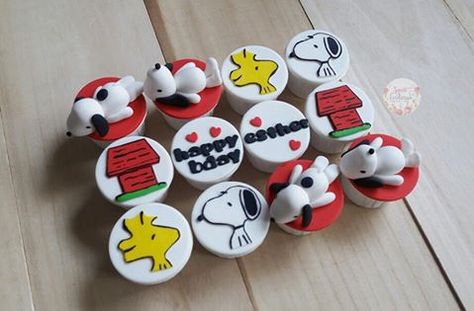 Snoopy Cupcake Cake, Snoopy Cupcakes, Charlie Brown Birthday Party, Bolo Snoopy, Snoopy Baby Shower, Snoopy Cake, Peanut Cake, Peanuts Party, Snoopy Party