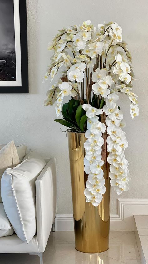 Floor Vase With Flowers, Large Flower Vase Ideas, Flowers In Home Decor, Flowers For Home Decor, Large Floor Plants, Large Floor Vase Arrangements, Flower Vase Ideas For Home Living Rooms, Tall Vase Flower Arrangements For Home, Tall Floral Arrangements For Home