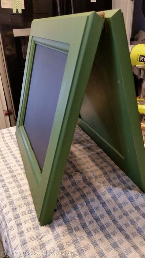 How to make a small chalkboard easel out of cabinet doors. This easy project will have the kids (or you) taking notes in no time. It's an easy weekend diy. #MyRepurposedLife #repurposed #easel #chalkboard #memo Chalkboard For Kids, Chalkboard Table Top, Caulk Paint, Table Top Easel, Diy Easel, Kids Chalkboard, Chalkboard Easel, Chalkboard Table, Small Chalkboard