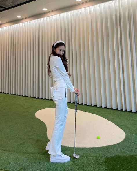 Hijab Golf Outfit, Outfit Golf Women Hijab, Sporty Fits, Golf Fits, Wattpad Outfits, Girl Golf Outfit, Nasa Wallpaper, Cute Golf Outfit, Sports Hijab