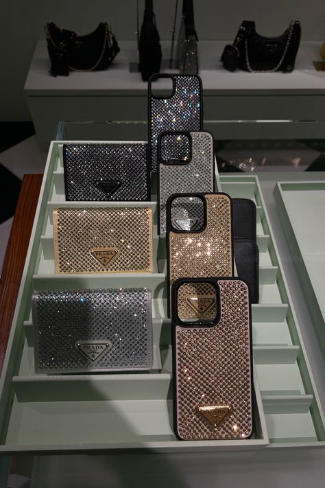 Expensive Phone Cases, Prada Phone Case, Pr Aesthetic, Case Cards, Sparkle Aesthetic, Stile Blair Waldorf, Luxury Iphone Cases, Girly Phone Cases, Luxury Phone Case