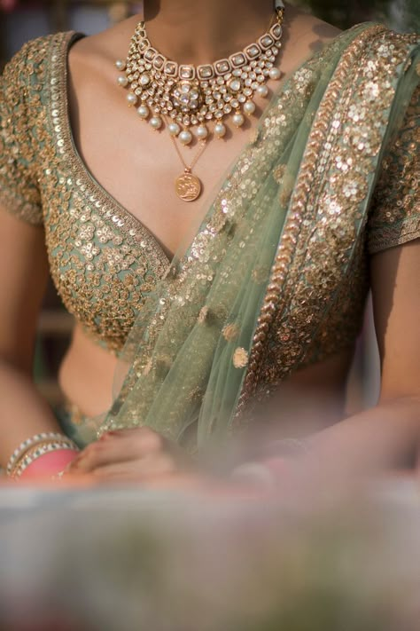 Photo of simple layered bridal necklace and blouse Bridal Blouses, Sabyasachi Bride, Indian Bridal Fashion, Indian Bridal Outfits, Bridal Blouse Designs, Indian Wedding Outfits, Indian Attire, Manish, Indian Designer Wear