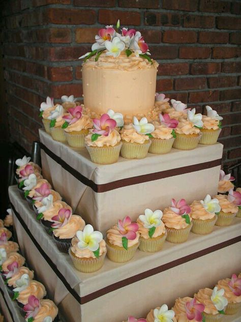 Tropical Cakes, Frangipani Wedding, Hawaii Cake, Black Icing, Hibiscus Wedding, Tropical Cupcakes, Hawaiian Baby Showers, Diy Boxes, Fruity Cake