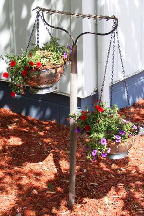 Taman Vintage, Garden Diy Decoration Ideas, Funny Vine, Garden Games, Hanging Flower Baskets, Games Diy, Garden Indoor, Garden Terrace, Vintage Garden Decor