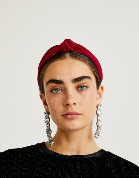 Velvet T Shirt, Pull And Bear, Beauty Shots, Hair Images, Love Hair, Scrunchie Hairstyles, Mode Inspiration, Headband Hairstyles, Hair Day