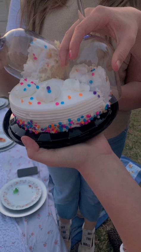 Cake Wine Glass Picnic, Cake In Wine Glasses, Birthday Cake Wine, Wine Glass Cake, Cake Picnic, Champaign Glasses, Picnic Wine, Ultimate Summer Bucket List, Spring Tea Party