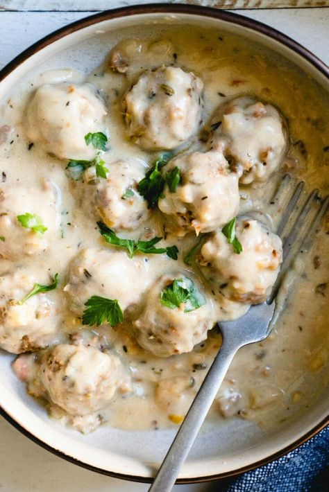 This Norwegian Vegetarian Meatballs recipe is a healthy plant based dinner, featuring baked meatballs in a delicious vegetarian gravy. #vegetarian #meatballs #gravy #Norwegian #meatless #dinner #healthy #mealprep #recipe Vegetarian Biscuits And Gravy, Gravy Vegetarian, Meatballs Gravy, Vegetarian Gravy Recipe, Mealprep Recipe, Thicken Gravy, Vegetarian Gravy, Veggie Ideas, Vegetarian Meatballs