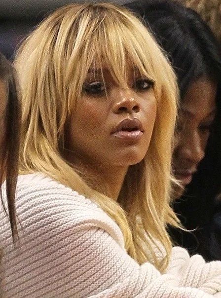 Rihanna Blonde Hair, Rihanna Memes, Rihanna Blonde, Langer Pony, Bleached Blonde, Tan Skin Blonde Hair, Rihanna Hairstyles, Long Shag Haircut, Blonde Layers