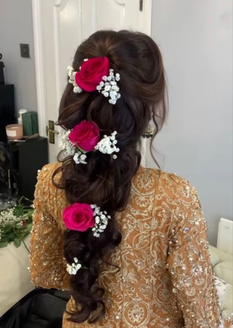 Mehndi Hair, Mehndi Hairstyles, Hair Wedding Styles, Hair Garland, Mehndi Night, Bridal Braids, Bridal Hairdo, Long Hair Wedding, Bridal Gift Wrapping Ideas