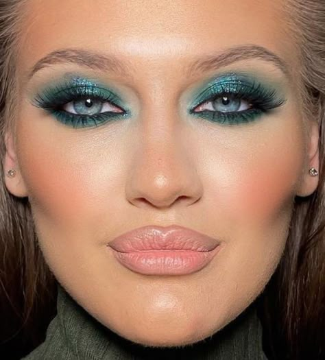 Makeup With Turquoise Dress, Turquoise Eye Makeup, Teal Eye Makeup, Makeup Verde, Turquoise Makeup, Turquoise Eyeshadow, Teal Makeup, Cheer Makeup, Green Eyeshadow Look