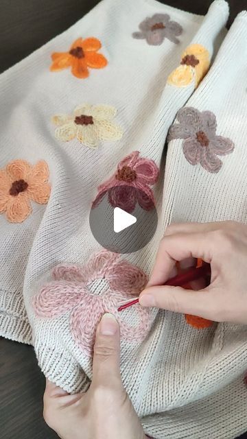 Embroidered Sweater Diy, Embroidery On Knitting, Hand Embroidery Flowers, Knitted Flowers, Crochet Fashion Patterns, Knitwear Design, Crochet Fashion, Embroidery Hoop, Embroidery Flowers