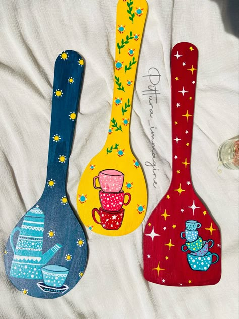 Painting On Spoon, Wood Spoon Painting, Painting On Spatula, Wooden Spatula Diy, Wooden Spoon Decoration Ideas, Painted Spoons Wooden Kitchen Art, Ladle Painting, Wooden Spoon Painting, Wooden Spoon Art