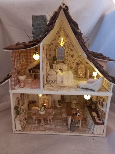 Dollhouse Cottage, Maileg Doll House, Dolls House Shop, Vintage Upcycle, House Light, Calico Critter, Mini Doll House, House Design Pictures, Doll House Plans