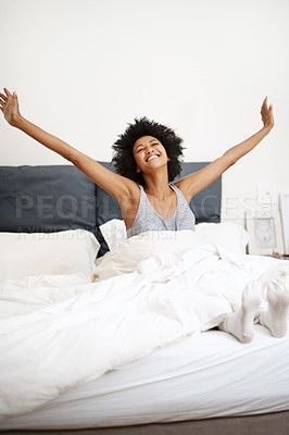 Shot of a young woman stretching after waking up in her bed Vintage Shoot, Take The High Road, Healthy Morning Routine, Morning Habits, Toning Workouts, Disease Prevention, Sleeping Positions, Get Moving, Shoulder Pain