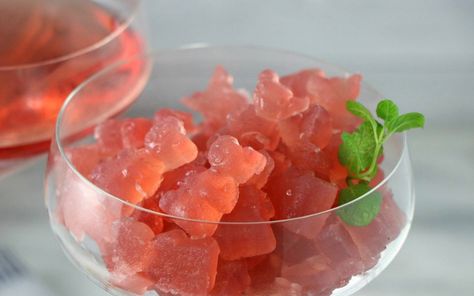 With minimal ingredients and a couple minutes, you have yourself some adorable gummies made out of rosé wine! Perfect for brunch and entertaining! Sweet Vegan Snacks, Wine Gummies, Thrive Diet, Infused Treats, Homemade Fruit Snacks, Summer Party Food, Brunch Vegan, Food Monster, Liquid Lunch