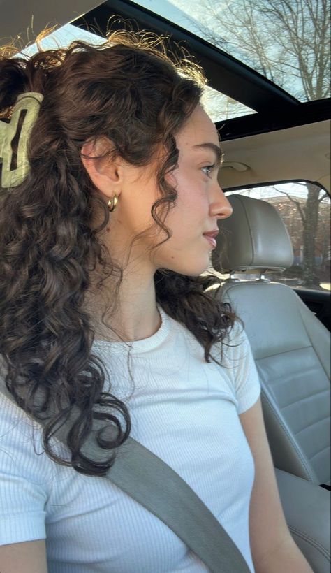 Kiana Davis, Pelo Ondulado Natural, Natural Curly Hair Cuts, Brown Curly Hair, Hairdos For Curly Hair, Wavy Curly Hair, Hair Stylies, Curly Hair Inspiration, Curly Girl Hairstyles