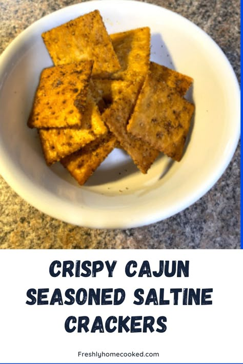 Cajun Fire Crackers, Fried Saltine Crackers, Baked Saltine Cracker Recipes, Spicy Saltine Cracker Recipes, Cajun Crackers Recipe, Snacks With Crackers, Saltine Cracker Recipes Seasoned, Saltine Recipes, Crispy Crackers Recipe