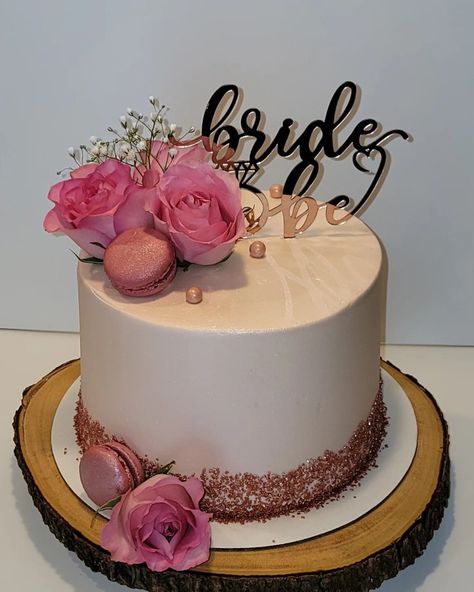 Www.sweetsbynatia.com Bride To Be Cakes Ideas Simple, Simple Bachelorette Cake Ideas, Cake Designs For Bachelorette Party, Cake Bride To Be Funny, Bride To Be Cake Pink And White, Bride To Be Balloons, Rose Gold Bridal Shower, Gold Bridal Showers, Bridal Shower Cake