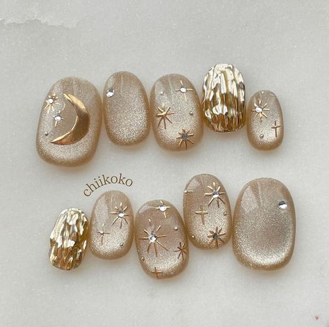 Almond Nails Cherry, Nails Ideas Thanksgiving, Korean Inspired Nails, Thanksgiving Almond Nails, Fall Nails November, Thanksgiving Nails Easy, White Fall Nails, White Nails With Gold, Art Deco Nails