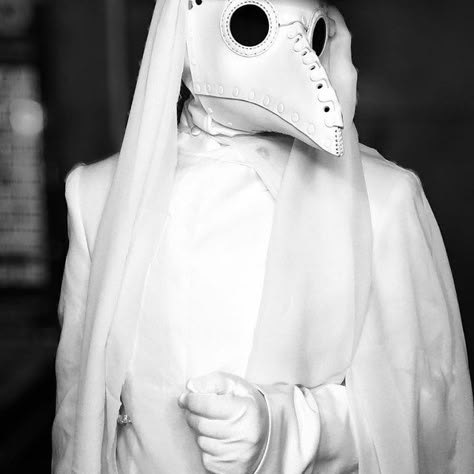 Plage Doctor Female, Plague Nurse Mask, Plague Nurse Aesthetic, White Plague Doctor Costume, Creepy Doctor Aesthetic, White Plauge Doctor, Plague Doctor White, Pleg Doctor, Plague Doctor Aesthetic