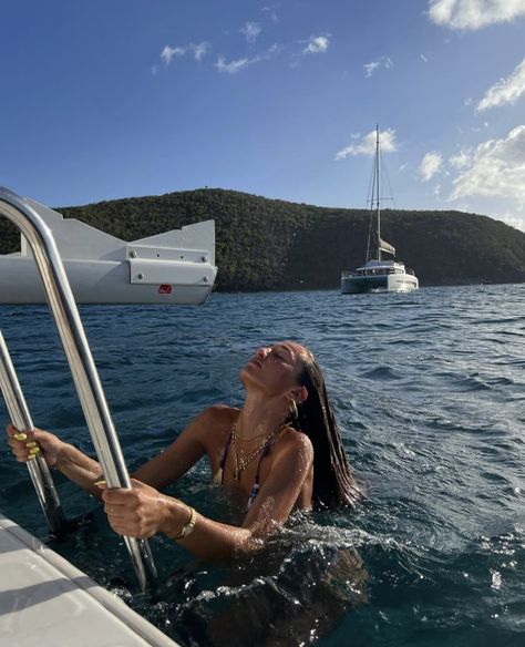 Yacht Aesthetic Photos, Yatch Pics Ideas, Yacht Inspo Pics, Yatch Pose Ideas, Boat Ig Pics, Photo On Boat, Boat Poses Instagram Bikinis, Sailboat Pictures Ideas, Boat Story Instagram