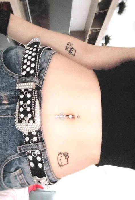 hello kitty tat / low waisted y2k jeans / rhinestone belt !!! :3 Hello Kitty Tattoo Stomach, Gyaru Tattoo Ideas, Back Waist Tattoo, Star Waist Tattoo, Low Belly Tattoo, Waist Piercing, Tatuajes Y2k, Waist Tattoo Ideas, Tattoo Ideas Hip