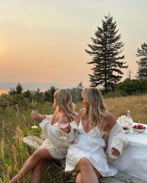 Izzy Dilger on Instagram: “it’s always better when we’re together 🥂🌤🧺🍒” Picnic Photoshoot Friends, Sundress Photoshoot, Sister Photoshoot, Feminine Vibes, Sisters Photoshoot Poses, Friendship Photoshoot, Sisters Photoshoot, Spring Photoshoot, Outfit Matching