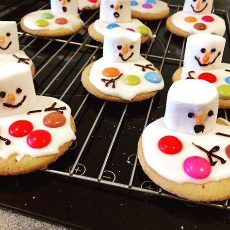 Got a school Christmas Fair coming up? These biscuits are so easy to make. One digestive biscuit with a marshmallow, stuck on top with a… Primary School Christmas, Christmas Kids Baking, Easy Bake Biscuits, School Christmas Fair Ideas, School Christmas Fair, Festive Biscuits, Xmas Bakes, Christmas Eyfs, Christmas Bake Off