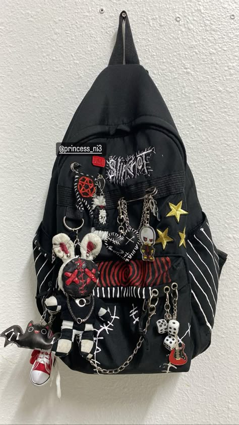 Alt Schoolbag, Alternative School Design, Garage Rock Aesthetic Outfits, Goth Backpacks For School, Grunge Bookbag, Emo Backpacks For School, Alt Backpack For School, Cool Alternative Outfits, Emo Backpacks Diy