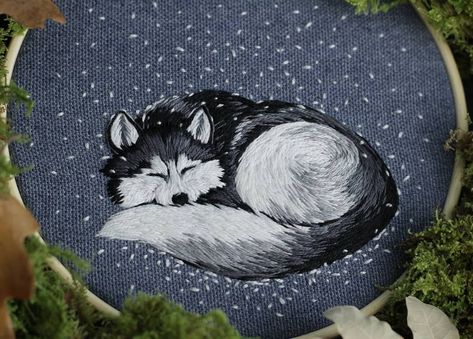 1,424 Likes, 47 Comments - Sophia Drescher (@helioblue.design) on Instagram: “Day 79 of #100daysofnatureembroidery is a husky sleeping in a snowstorm ❄️ it is the first dog I…” Husky Sleeping, First Dog, Pillow Embroidery, A Husky, Baby Embroidery, Animal Embroidery, Needle Arts, Diy Canvas Art Painting, Art Painting Acrylic