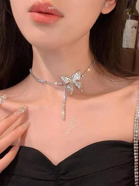 1pc Japanese And Korean Style Minimalist Butterfly Pendant Necklace With Rhinestone | SHEIN USA Korean Jewellery, Korean Style Minimalist, 2008 Fashion, Minimalist Butterfly, Ethereal Jewelry, Fancy Jewelry Necklace, Pretty Jewelry Necklaces, Vintage Jewelry Sets, Korean Jewelry