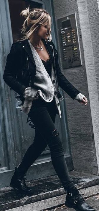 Outfits like this one make for such great edgy outfit ideas! Pullover Outfit, Leather Jeans, Looks Black, Outfit Trends, Cute Winter Outfits, Leather Jacket Black, Grey Cardigan, Edgy Look, Warm Outfits