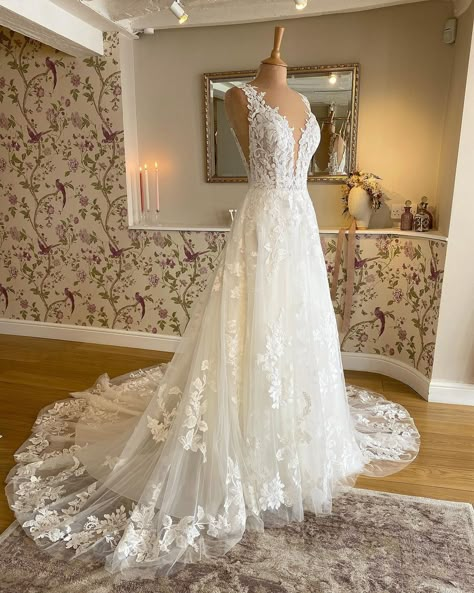 Wedding Gown With Butterflies, Romantic Wedding Dress Elegant Classy, Lace Romantic Wedding Dress, White Lace And Butterflies, Classy Elegant Wedding Dress Romantic, Two In One Wedding Dress, Lace Wedding Dress V Neck, Elegant Wedding Dress Classy Vintage, Bohemian White Dress