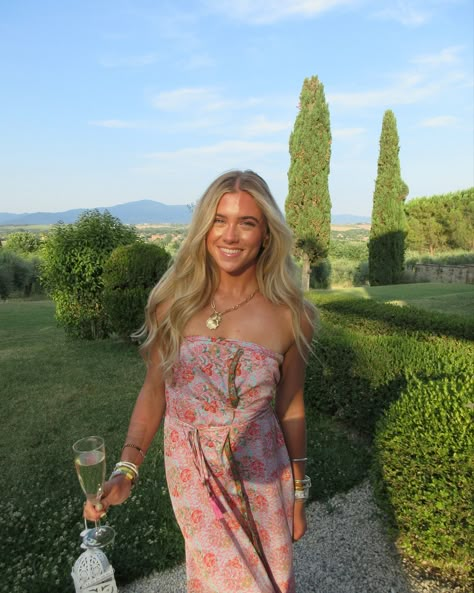 life is looking a whole lot like my Pinterest board 🤩 just as breathtaking in person, tuscany is something special for sure | https://liketk.it/4MIl9 Tuscany Italy Outfits Summer, Solo Pic Ideas, Italy Outfits Summer, Wheres Wally, Italy Pictures, Artsy Photos, Italy Summer, Italy Outfits, Paris Trip