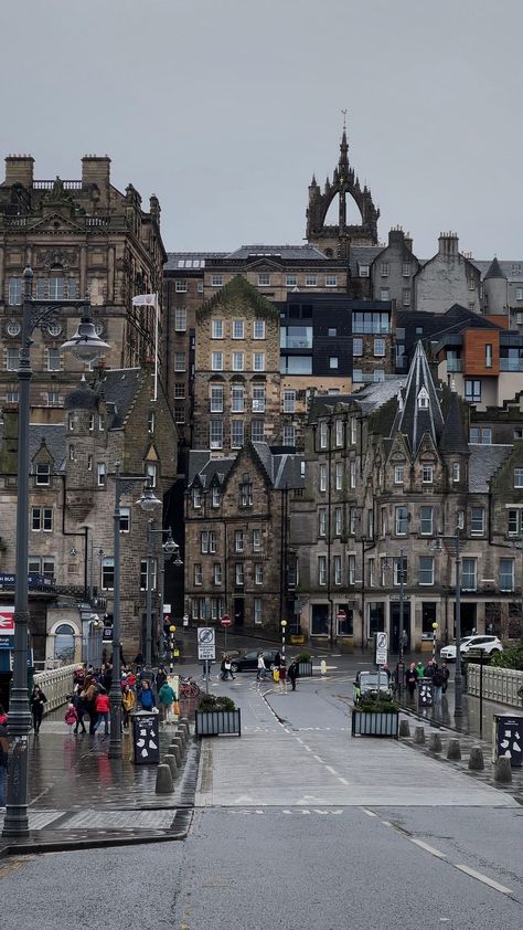 pandeyrr on Instagram: Fave 13 moments from the city of #Edinburgh ❤️🏴󠁧󠁢󠁳󠁣󠁴󠁿 📍Edinburgh, Scotland 📸 @pandeyrr #bookstagram #scotland #visitscotland… Scotland Cities, Scotland Wallpaper, Scotland Aesthetic, Scotland History, Castles In Scotland, Visit Scotland, Neon Wallpaper, Edinburgh Scotland, Travel Wardrobe