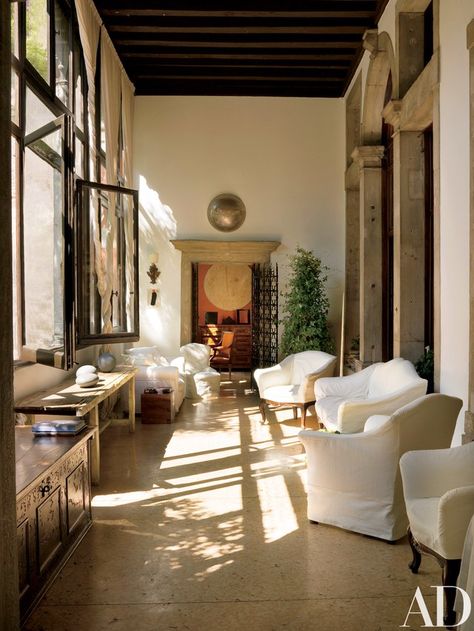 As with much of the upholstered furniture in the apartment, May Vervoordt used a neutral cotton on the loggia's chairs and sofas Alex Vervoordt, Axel Vervoordt Interiors, Axel Vervoordt, Grey Interior Design, Interior Barn Doors, World Of Interiors, White Furniture, Vintage Modern, Upholstered Furniture