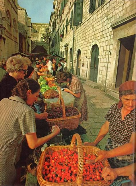 Dubrovnik - 1968. - piaca | by Bo_Mar Ohrid Aesthetic, Yugoslavia Aesthetic, European Aesthetic, Market Stalls, Photographs Of People, Dubrovnik Croatia, Vintage Stuff, Dubrovnik, Aesthetic Grunge