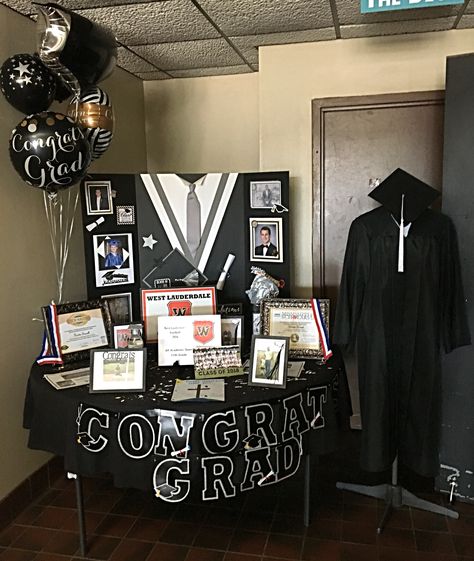 Guy College Graduation Party Ideas, Graduation Party Entrance Table, Graduation Head Table Ideas, Senior Tables, Masters Graduation Party, Graduation Party Planner, Graduation Party Table Decorations, Nurse Graduation Party Decorations, Senior Table