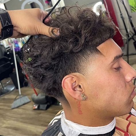 Crispy Hairstyles, Ice Pick Taper Fade, High Taper Curly Hair, Curls Hairstyles Men, Mid Blowout Taper, High Taper Fade Curly Hair, Mid Taper Curly Hair, Mid Fade Curly Hair, Low Drop Fade Curly Hair